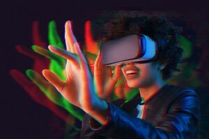 Mulher usa óculos de realidade virtual